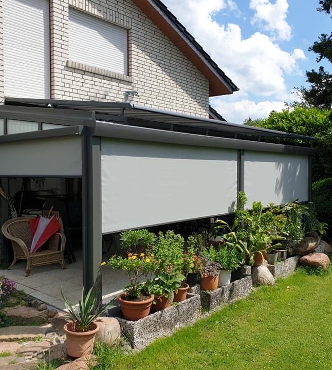 Einfamilienhaus mit überdachter Terrasse und Senkrechtbeschattung